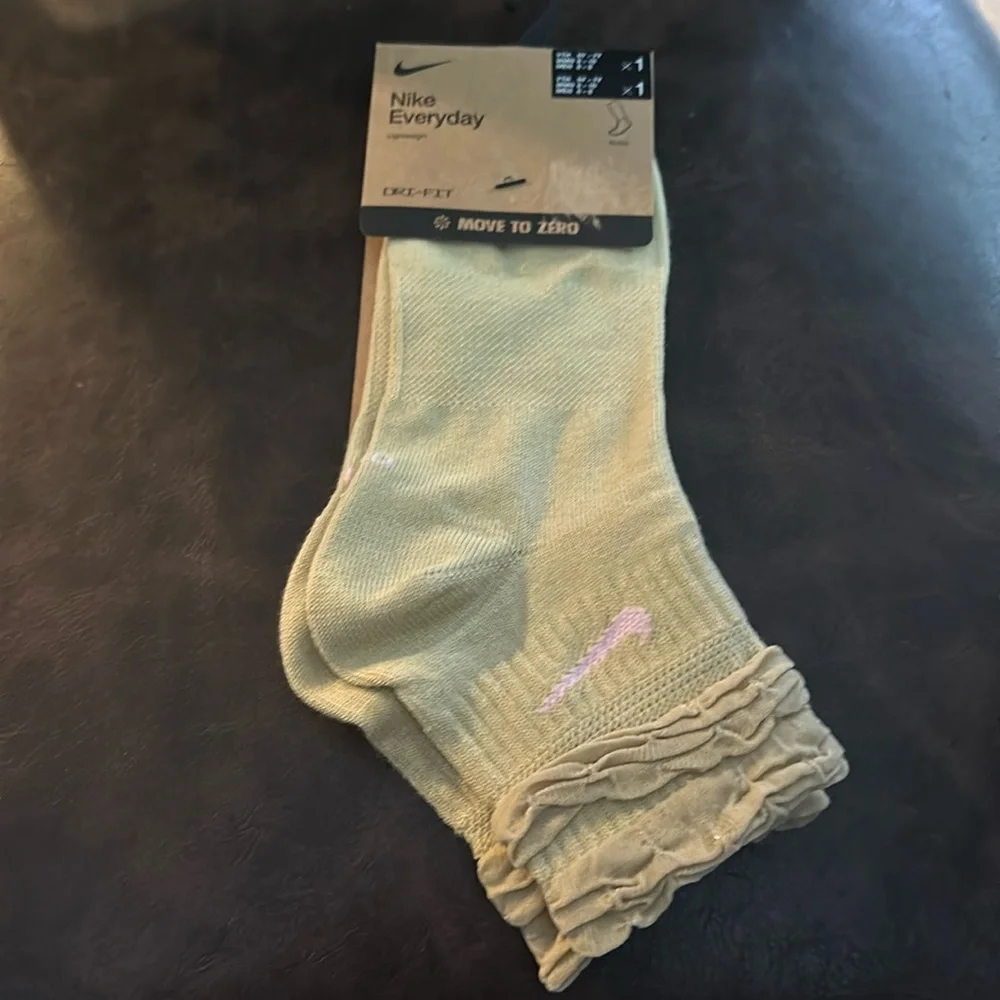 Nike Ruffle Shuffle Ankle Socks: TAN/PINK: NEW WITH TAGS: SIZE MEDIUM